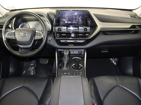 Used 2023 Toyota Highlander XLE FWD image 13