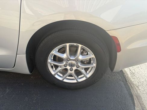 Used 2023 Chrysler Pacifica Touring-L FWD image 9