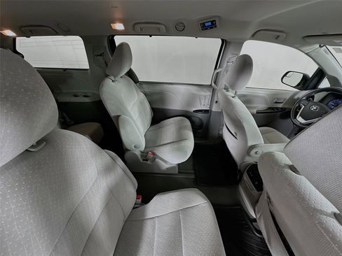 Used 2019 Toyota Sienna LE AWD/4WD image 26