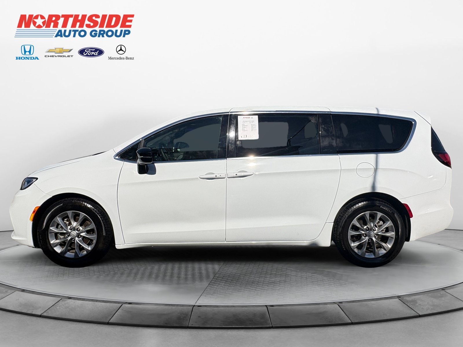 Used 2026 Chrysler Pacifica Limited FWD image 4