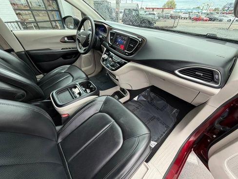 Used 2021 Chrysler Voyager Lxi image 13