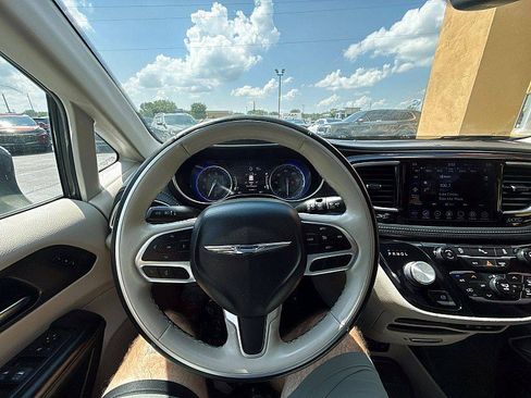 Used 2020 Chrysler Pacifica Limited FWD image 12