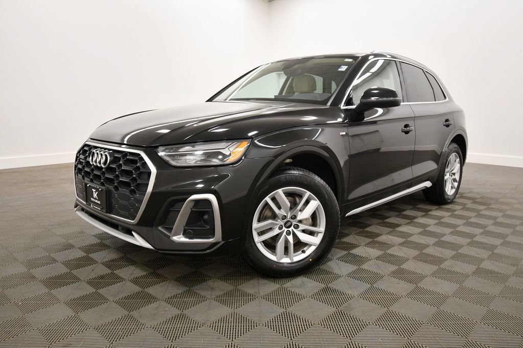 Used 2023 Audi Q5 2.0T Premium w/ Convenience Package AWD/4WD image 2