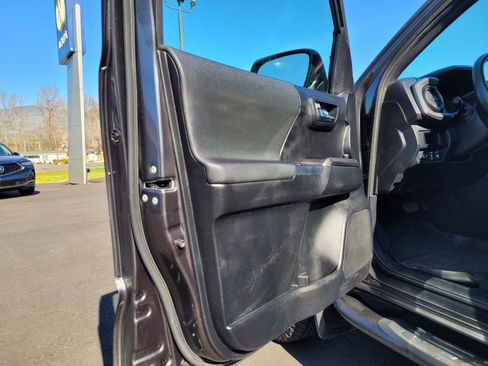 Used 2017 Toyota Tacoma TRD Sport image 12