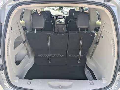 Used 2024 Chrysler Pacifica Touring-L FWD image 16
