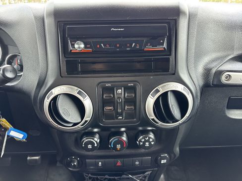 Used 2017 Jeep Wrangler Unlimited Sahara AWD/4WD image 19