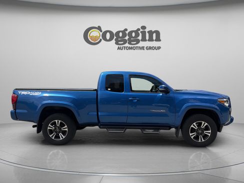 Used 2018 Toyota Tacoma TRD Sport AWD/4WD image 6