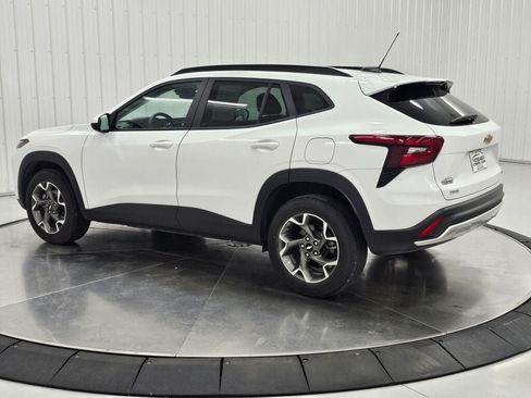 Used 2025 Chevrolet Trax LT FWD image 3
