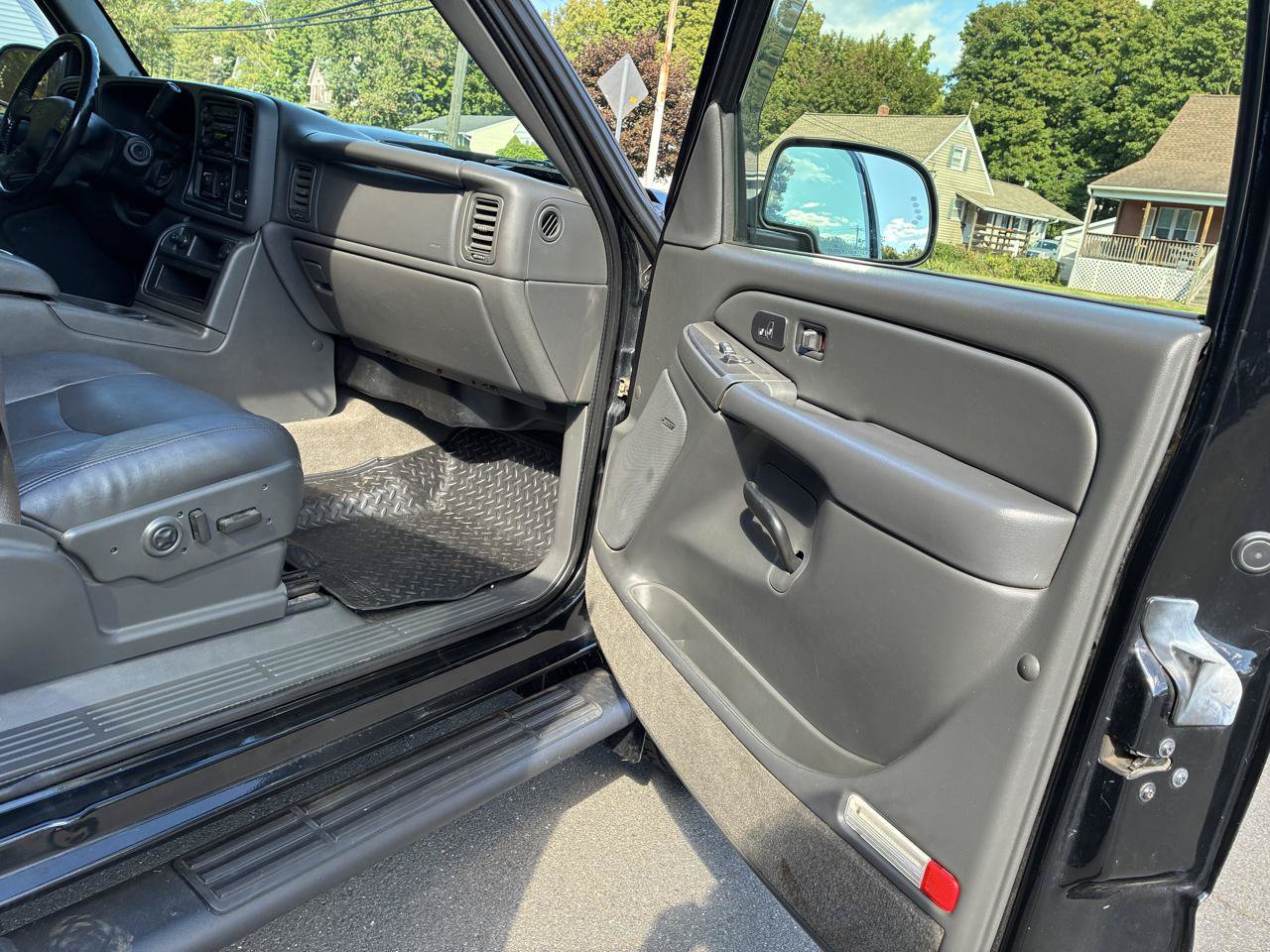 Used 2005 Chevrolet Silverado 2500 LT w/ Snow Plow Prep Package AWD/4WD image 25
