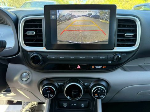 Used 2025 Hyundai Venue SEL image 6