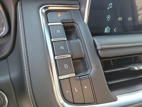 Used 2023 Chevrolet Suburban Premier w/ Advanced Technology Package image 28