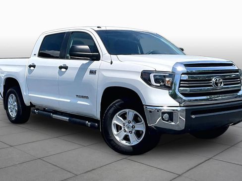 Used 2017 Toyota Tundra SR5 w/ SR5 Upgrade Package AWD/4WD image 2