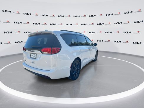 Used 2020 Chrysler Pacifica Touring-L Plus w/ S Appearance Package FWD image 8