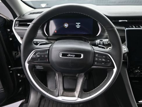 Used 2023 Jeep Grand Cherokee Limited w/ Luxury Tech Group II AWD/4WD image 18