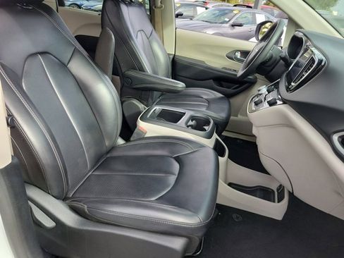 Used 2023 Chrysler Pacifica Touring-L image 6