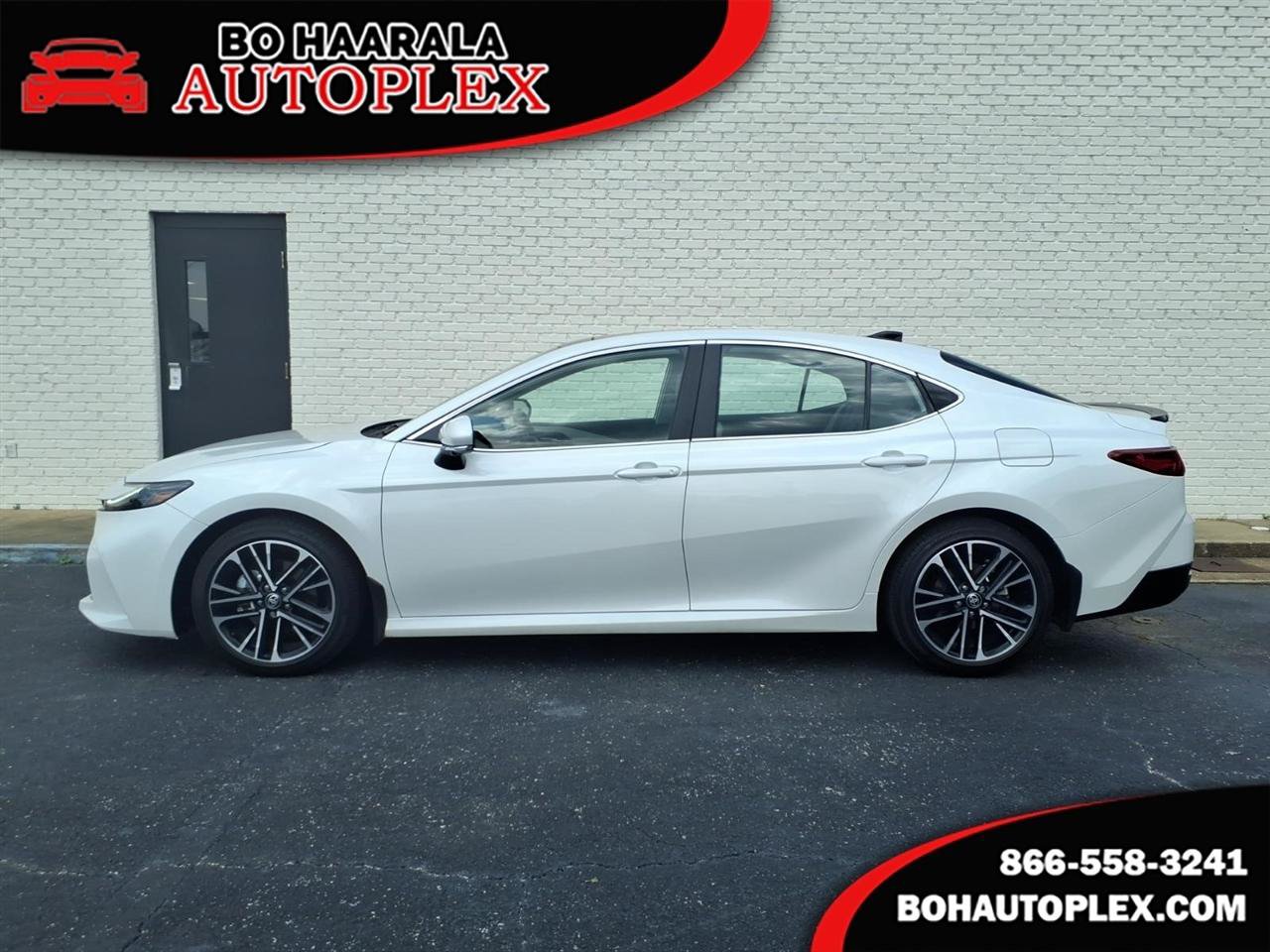 Used 2025 Toyota Camry XLE w/ Premium Plus Package FWD image 1