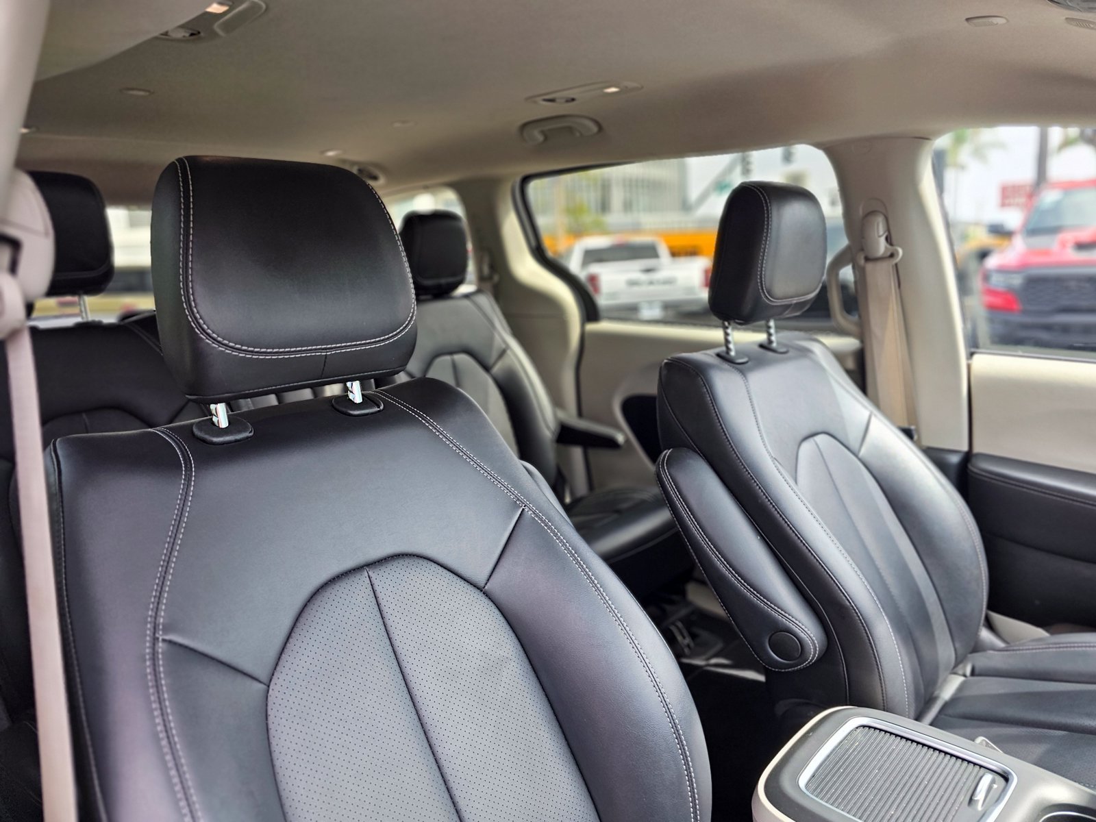 Used 2024 Chrysler Pacifica Limited FWD image 30