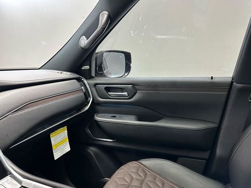 Used 2025 Nissan Armada Platinum w/ Convenience Package RWD image 37