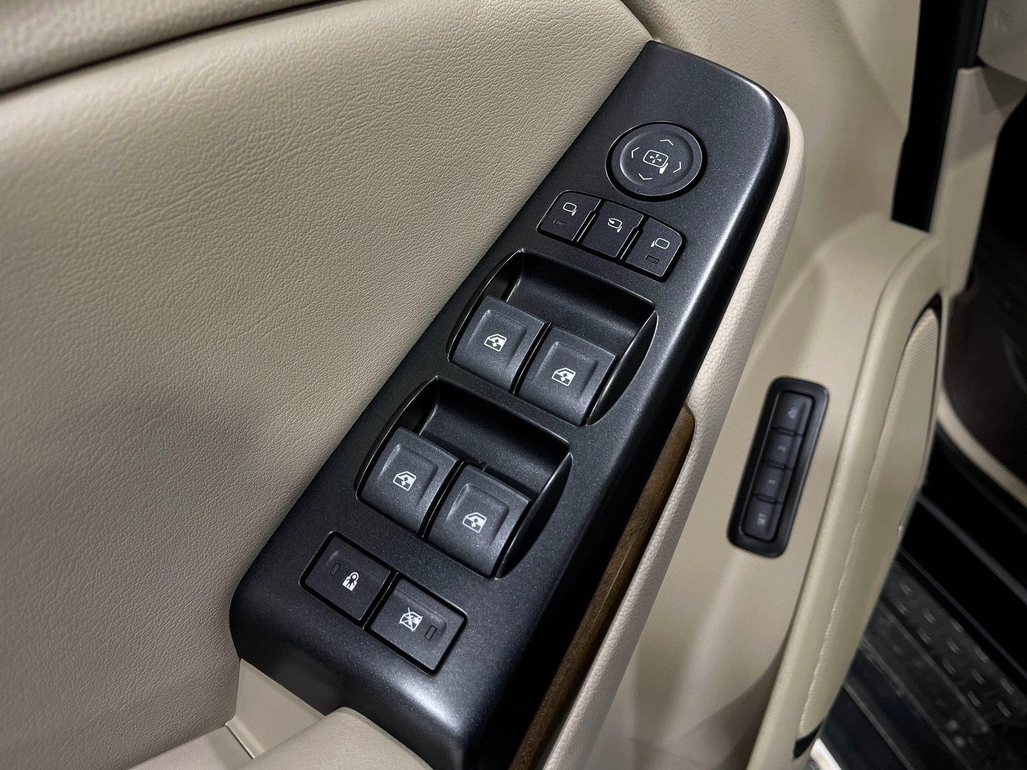 Used 2020 GMC Yukon Denali w/ Denali Premium Package AWD/4WD image 16