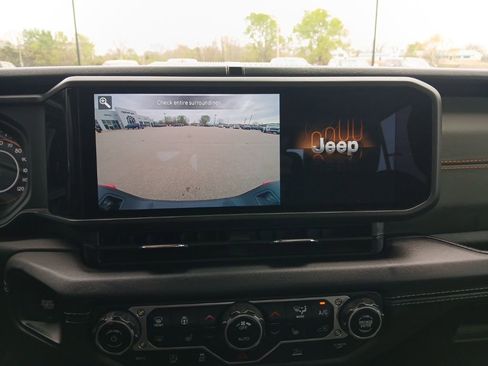 Used 2025 Jeep Gladiator Mojave w/ Convenience Group AWD/4WD image 19