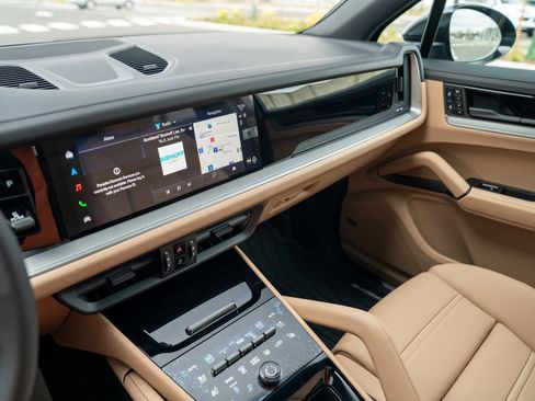 Used 2026 Porsche Cayenne image 16