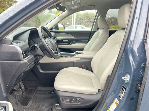 Used 2025 Toyota Grand Highlander AWD Hybrid image 17