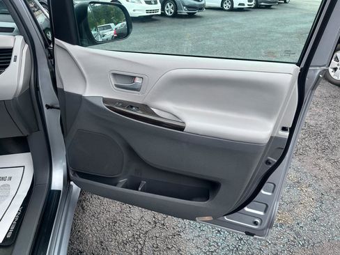 Used 2017 Toyota Sienna XLE w/ XLE Navigation Package FWD image 31