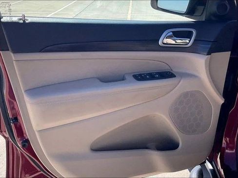 Used 2019 Jeep Grand Cherokee Laredo image 28