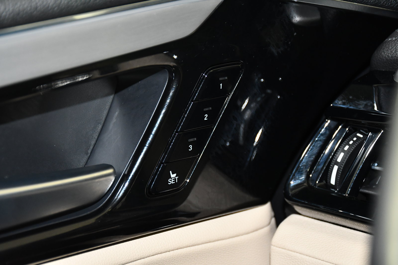 Used 2025 Acura MDX SH-AWD image 34
