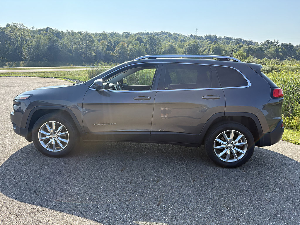 Used 2016 Jeep Cherokee Limited AWD/4WD image 2
