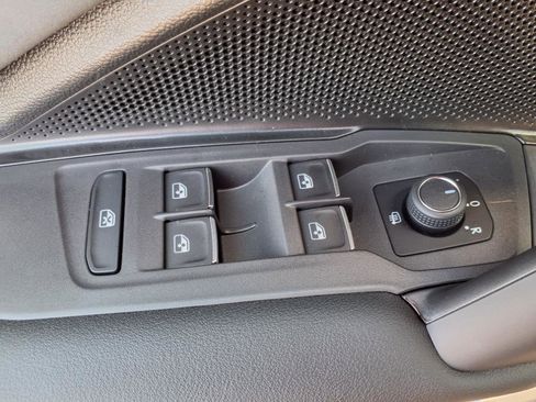 New 2025 Volkswagen Tiguan SE image 12