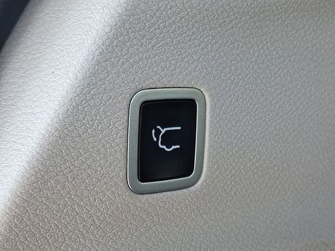 Used 2024 Chrysler Pacifica Touring-L FWD image 29
