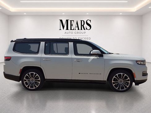 Used 2022 Jeep Grand Wagoneer Series III AWD/4WD image 6