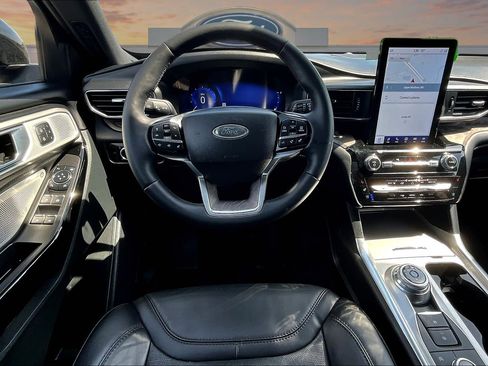 Certified 2024 Ford Explorer Platinum w/ Technology Package AWD/4WD image 5