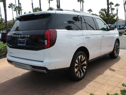 Used 2025 Ford Expedition Platinum w/ Driver's Package AWD/4WD image 4