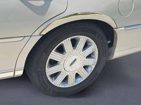 Used 2003 Lincoln Town Car Cartier RWD image 6