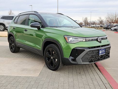 Certified 2025 Volkswagen Taos SE image 4