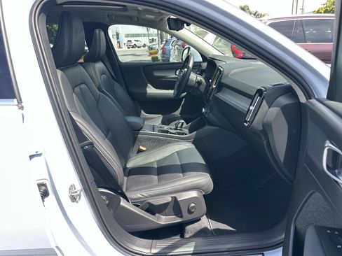 Used 2025 Volvo XC40 B5 Core w/ Climate Package image 25