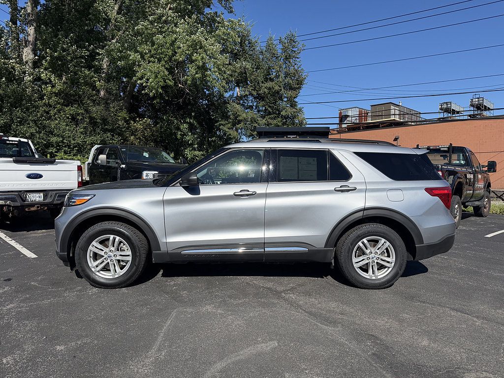Certified 2023 Ford Explorer XLT w/ Equipment Group 202A AWD/4WD image 3