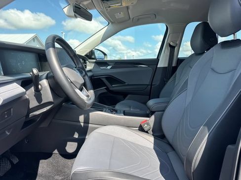 Used 2026 Volkswagen Tiguan SE FWD image 13