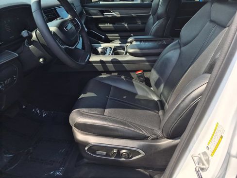Certified 2024 Jeep Wagoneer L Series II w/ Flexible Seating Group RWD image 12