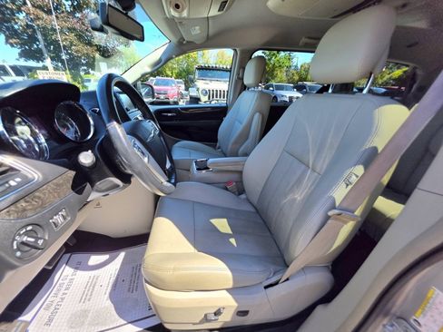 Used 2015 Chrysler Town & Country Touring-L FWD image 10