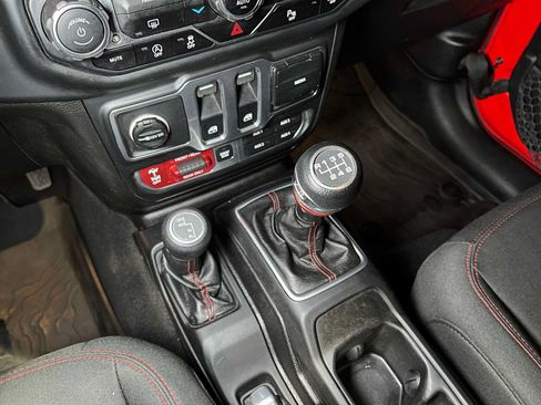 Used 2018 Jeep Wrangler Rubicon AWD/4WD image 29