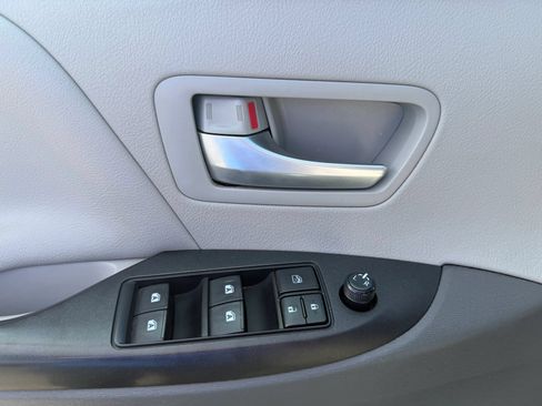 Used 2017 Toyota Sienna LE AWD/4WD image 10