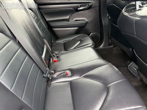 Used 2023 Toyota Highlander XLE image 28