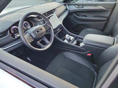 New 2025 Jeep Grand Cherokee L Altitude image 3