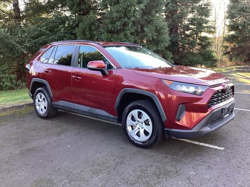 Used 2019 Toyota RAV4 LE image 7