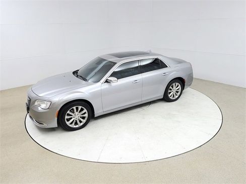 Used 2018 Chrysler 300 Limited image 15