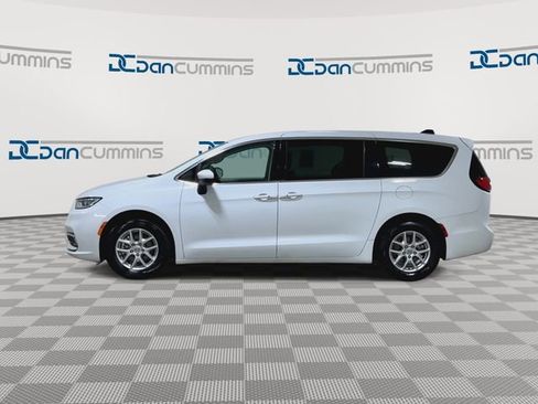 Used 2023 Chrysler Pacifica Touring-L FWD image 5