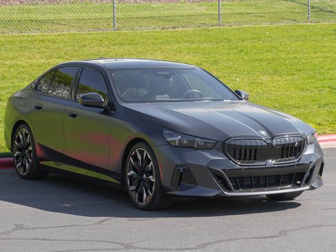 Used 2024 BMW i5 eDrive40i w/ Executive Package RWD image 2